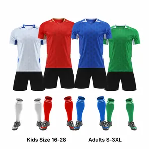Vista dettagliata dei completi da calcio in quattro colori per adulti e bambini