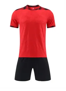 Rode sneldrogende voetbalshirt-set met zwarte korte broek en geometrisch patroon