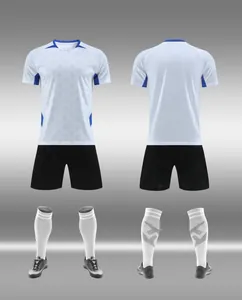 Completo calcio professionale con maglia bianca e pantaloncini neri, vista frontale e posteriore