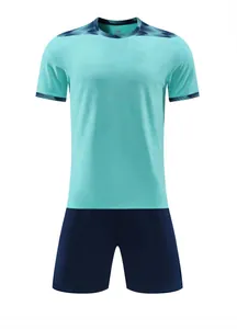 Gedetailleerd overzicht van een lichtblauw voetbalshirt en donkerblauwe sportshort