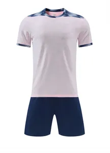 Gedetailleerd overzicht van het roze en marineblauwe ademende voetbalshirt en short