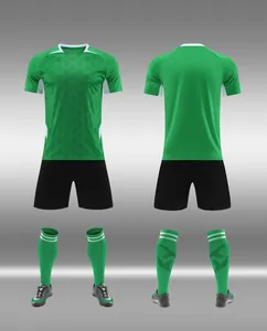 Completo da calcio verde con maglia e pantaloncini neri, vista frontale e posteriore.
