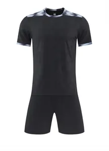 Vooraanzicht van een zwart voetbalshirtset met geometrische patronen en bijpassende shorts
