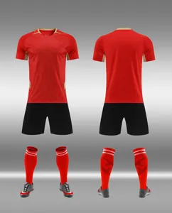 Viste dettagliate frontale e posteriore della divisa da calcio professionale rossa e nera