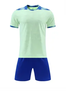 Detailweergave van ademend mintgroen en blauw voetbaltenue voor training en sport