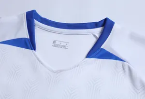 Primo piano del colletto di una maglia da calcio bianca e blu con taglia M