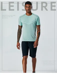 Vue de face d'un t-shirt de sport pour homme vert menthe et d'un short bleu foncé
