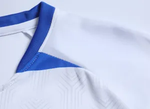 Dettaglio ravvicinato del colletto e della trama del tessuto della maglia da calcio professionale.