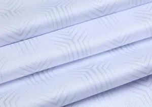 Dettaglio macro del tessuto a rete traspirante bianco della maglia da calcio con stelle