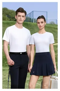 Detailweergave van ademende witte golf-T-shirts op een mannelijk en vrouwelijk model
