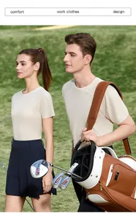 Detailweergave van ademende golf-t-shirts gedragen door modellen op de golfbaan