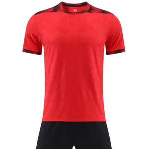Rood ademend voetbaltenue met korte mouwen en een geometrisch patroonontwerp