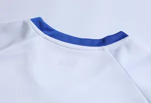 Primo piano del colletto di una maglia da calcio bianca traspirante con bordo blu