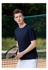 Mannelijk model draagt een marineblauw ademend sport-T-shirt op een professionele tennisbaan