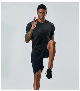 Ensemble t-shirt et short de sport séchage rapide pour homme porté pendant l'effort