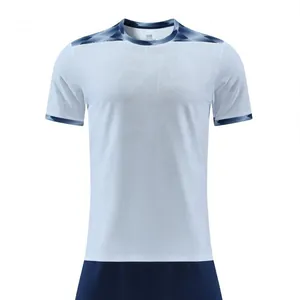 Wit sneldrogend ademend voetbalshirt met blauw geometrisch patroon op de schouders