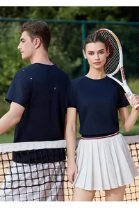 Man en vrouw die marineblauwe sneldrogende sport-T-shirts dragen op een buiten tennisbaan