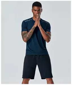 Vue détaillée du t-shirt de sport bleu à séchage rapide pour hommes avec texture mesh