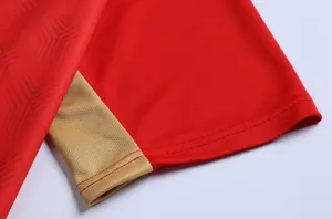Primo piano del tessuto traspirante e delle cuciture sulla manica della maglia rossa