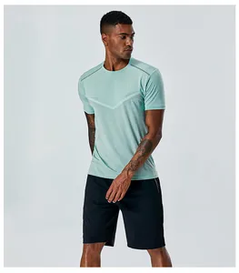 Gros plan d'un t-shirt de sport vert menthe avec texture en maille respirante.