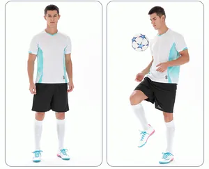 Hochwertige Detailansicht eines weiß-cyanfarbenen Fußballtrikot-Sets an einem Model