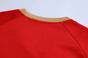 Dettaglio dello scollo di una maglia da calcio rossa con trama in tessuto mesh