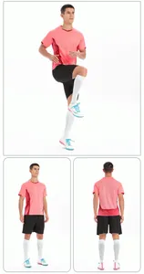 Rosa Fußballtrikot-Set mit schwarzen Shorts und weißen Socken aus verschiedenen Winkeln