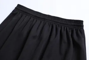 Dettaglio del girovita elastico di pantaloncini da calcio neri