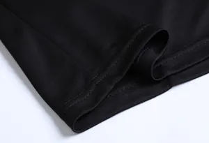 Primo piano del tessuto nero traspirante della maglia da calcio con cuciture rinforzate