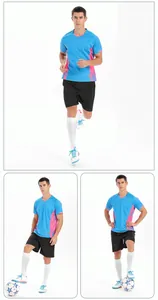 Drei-Ansichten-Collage des Modells in blau-pinkem Fußball-Set, verschiedene Posen