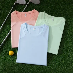 Ademende sneldrogende golf t-shirts in pastelkleuren op gras met clubs