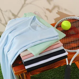 Ademende sneldrogende golf-T-shirts, kleurrijke stapel getoond met een tennisracket