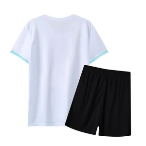Rückansicht eines schnelltrocknenden weißen Fußballtrikots mit schwarzen Sportshorts
