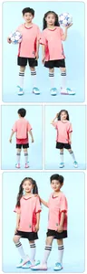 Detaillierte Ansicht des Fußball-Trikot-Sets für Kinder mit rosa Trikot und Shorts.