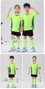 Detailansicht der grün-schwarzen Kinder-Fußballuniform und des Designs an asiatischen Models.