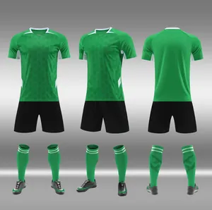 Kit da calcio professionale verde da uomo con maglia, pantaloncini neri e calzettoni