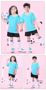 Detailansicht des blau-pinken Fußballtrikot-Sets für Kinder mit Shorts und Socken