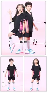 Schwarz-rosa Kinder-Fußballtrikot-Set mit Trikot und Shorts an Modellen präsentiert.