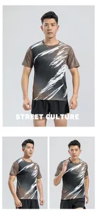 Vue détaillée du t-shirt de sport respirant à séchage rapide avec imprimé graphique abstrait