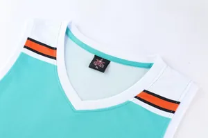 Gros plan du col en V d'un maillot de basket-ball en mesh bleu sarcelle et blanc