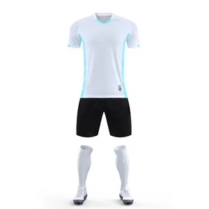 Professionelles Fußballtrikot-Set mit weißem Trikot, schwarzer Hose und weißen Socken.