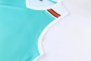 Détail d'un maillot de basket turquoise en maille avec col en V et bandes épaule