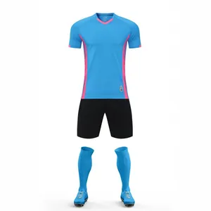 Komplettes blau-pinkes Fußballtrikot-Set mit schwarzen Shorts und blauen Socken zum Training