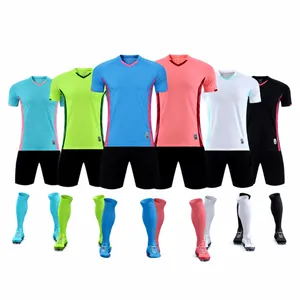 Professionelles mehrfarbiges Fußballtrikot-Set mit Shorts und Socken für Groß und Klein
