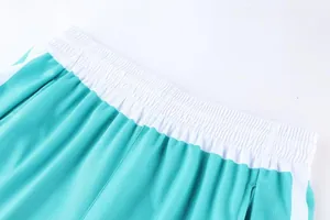 Vue détaillée du short de basket en mesh respirant doté d'une taille élastiquée