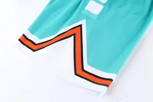 Gros plan de l'ourlet en maille respirante d'un maillot de basket turquoise et blanc