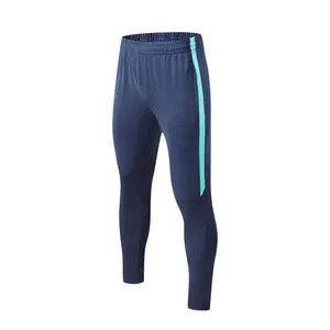 Detailansicht einer dunkelblauen atmungsaktiven Sporthose mit hellblauem Seitenstreifen