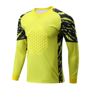 Vista dettagliata della maglia da portiere giallo fluo con imbottitura toracica.