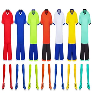 Varie opzioni di colore per completi da calcio professionali e traspiranti