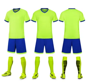 Viste frontali, laterali e posteriori di un completo da calcio verde fluo con pantaloncini blu